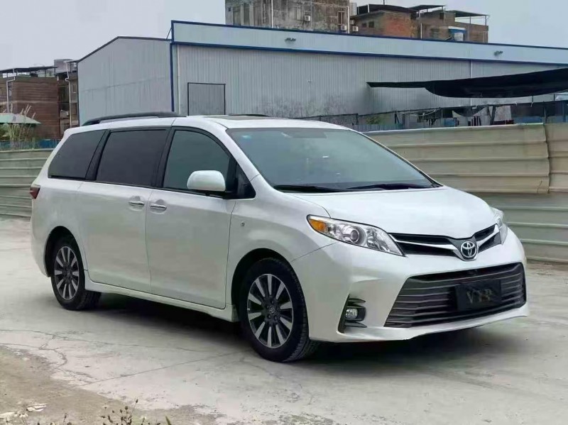 南宁21年丰田塞纳4