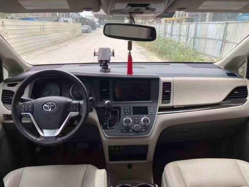 南宁21年丰田塞纳5