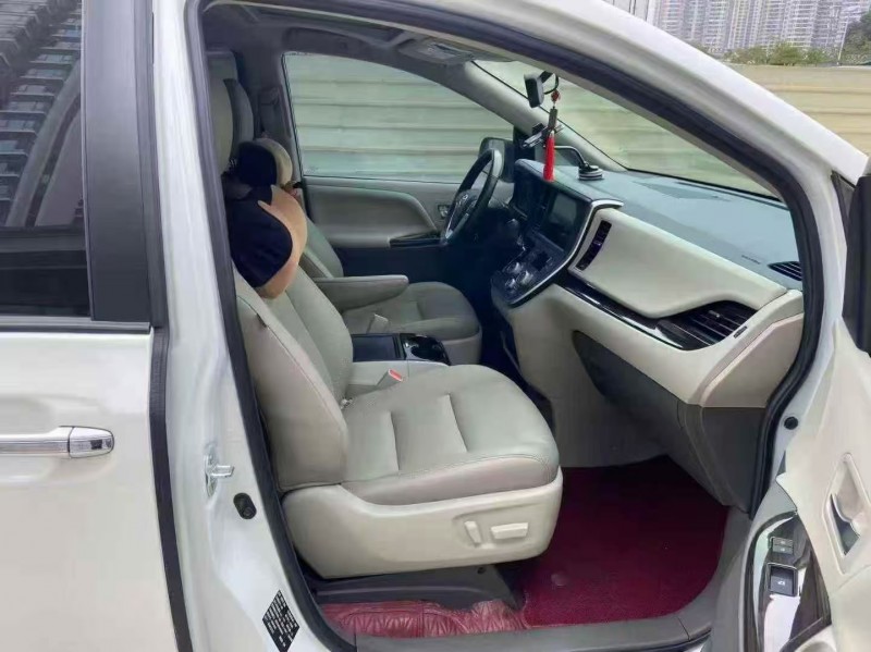 南宁21年丰田塞纳8