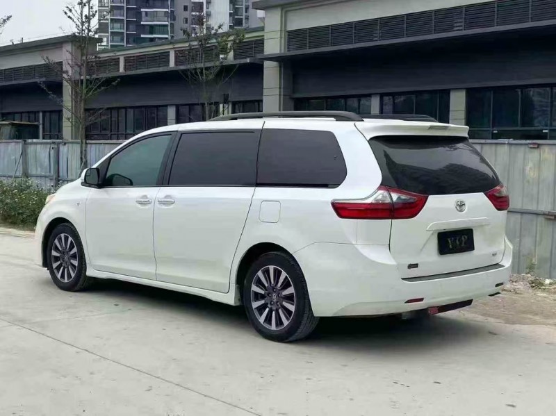 南宁21年丰田塞纳9