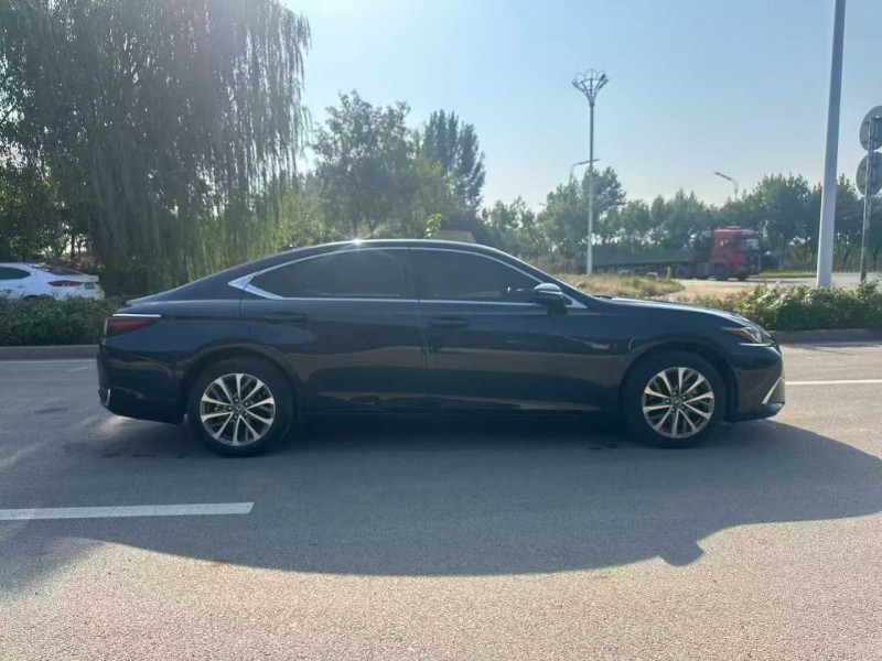 枣庄23年雷克萨斯ES8