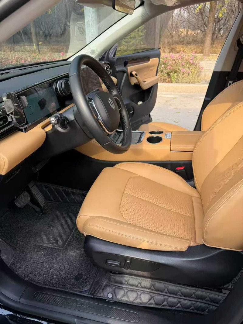 济宁24年零跑汽车C117