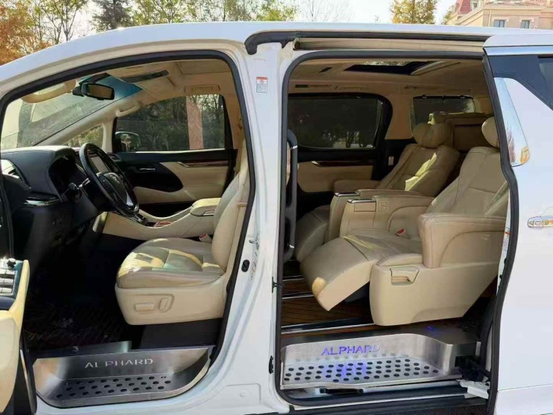 青岛17年丰田埃尔法4