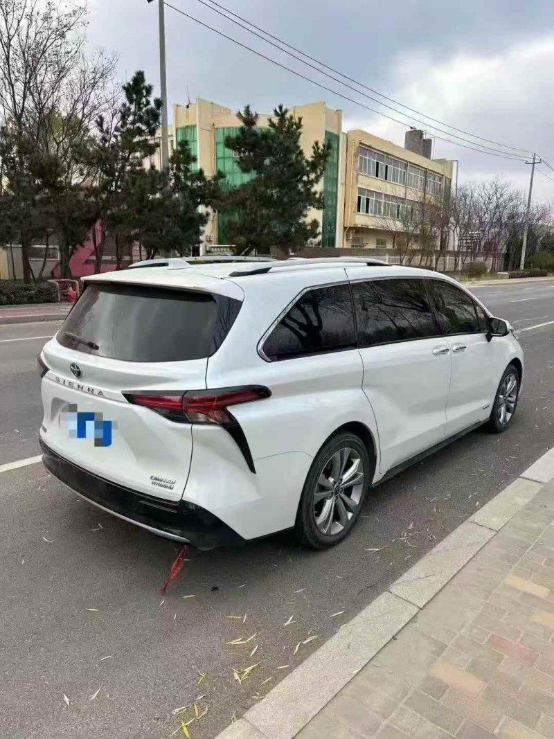 淄博24年丰田塞纳8