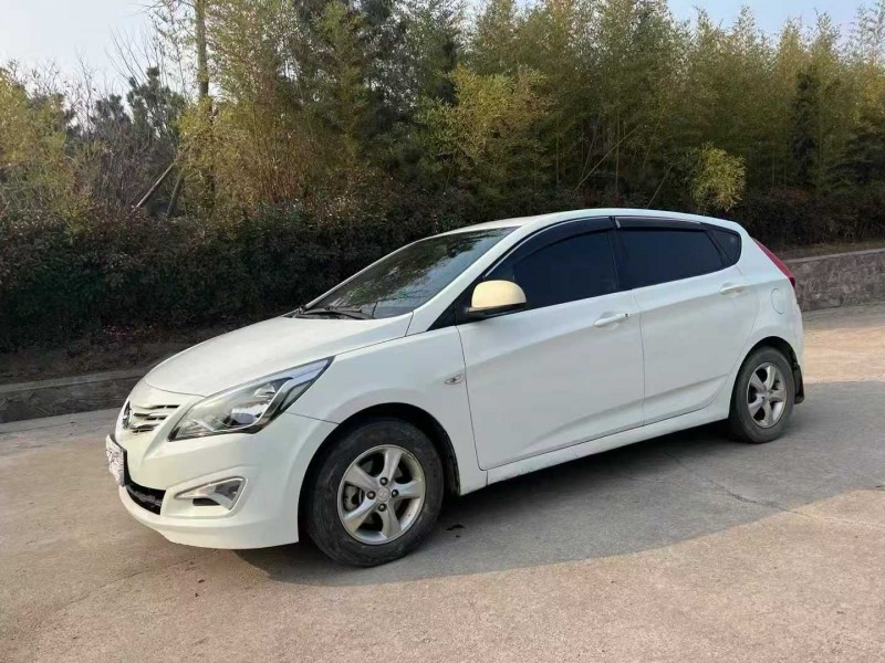 青岛17年现代瑞奕4