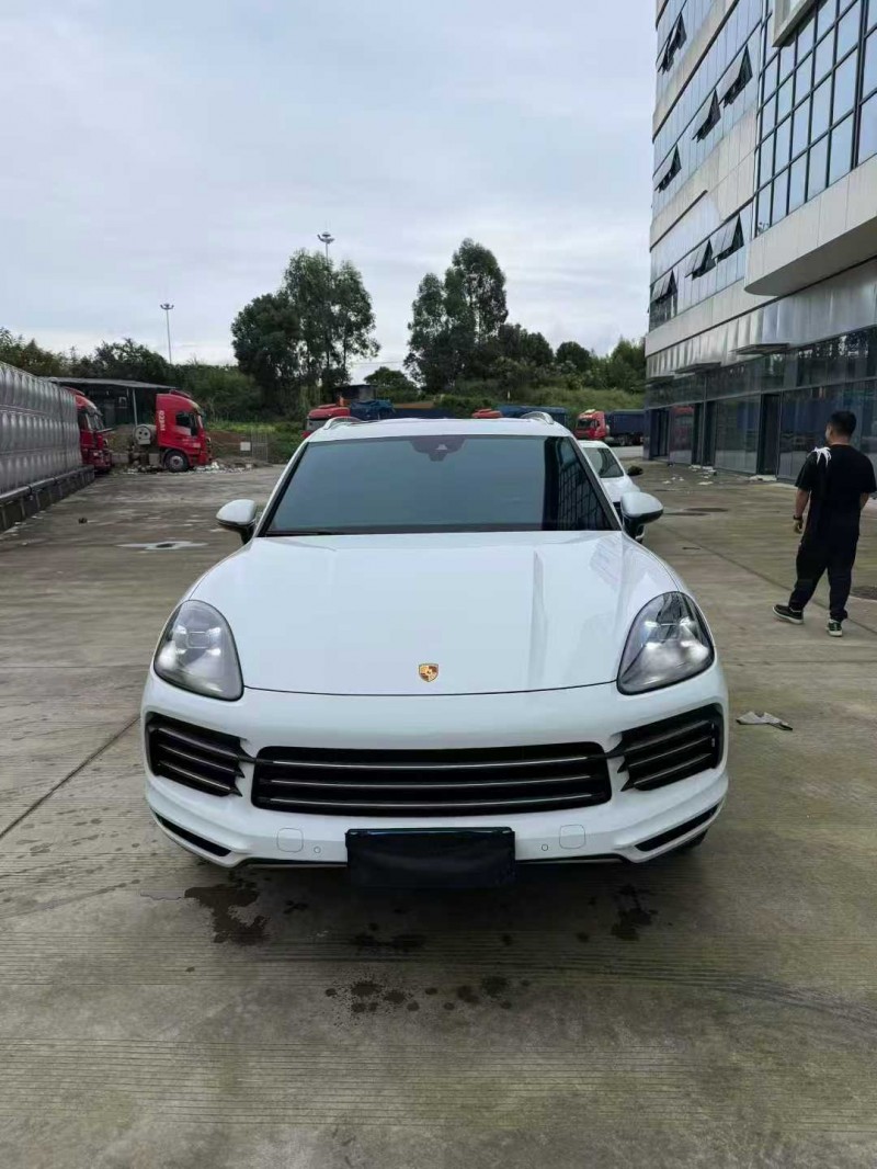 乐山19年保时捷卡宴1