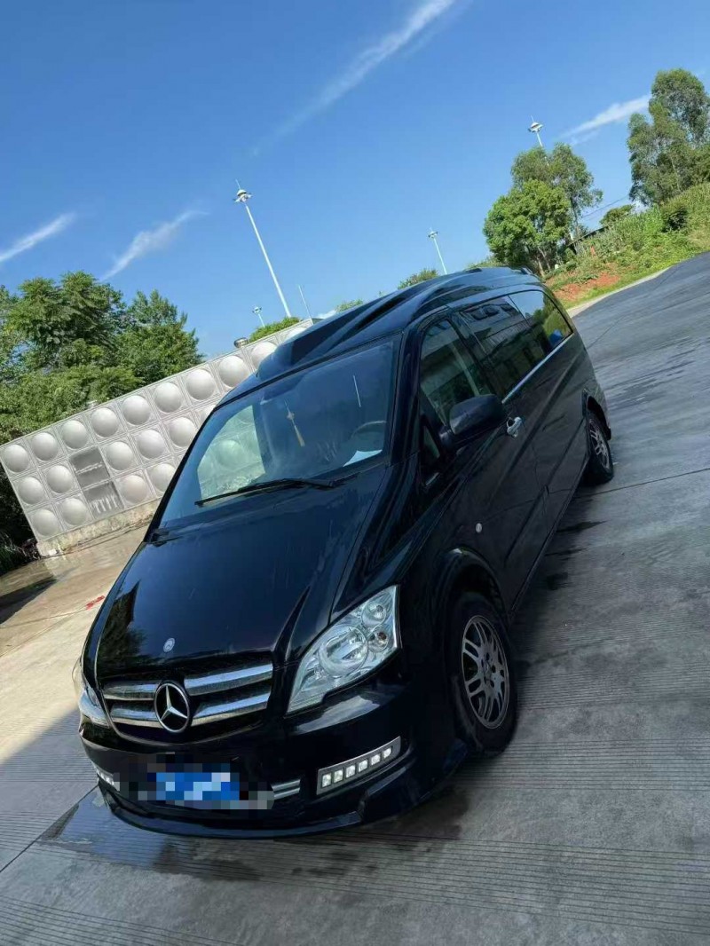 乐山17年奔驰威霆2