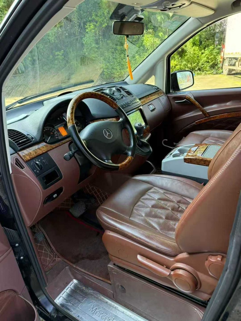 乐山17年奔驰威霆3