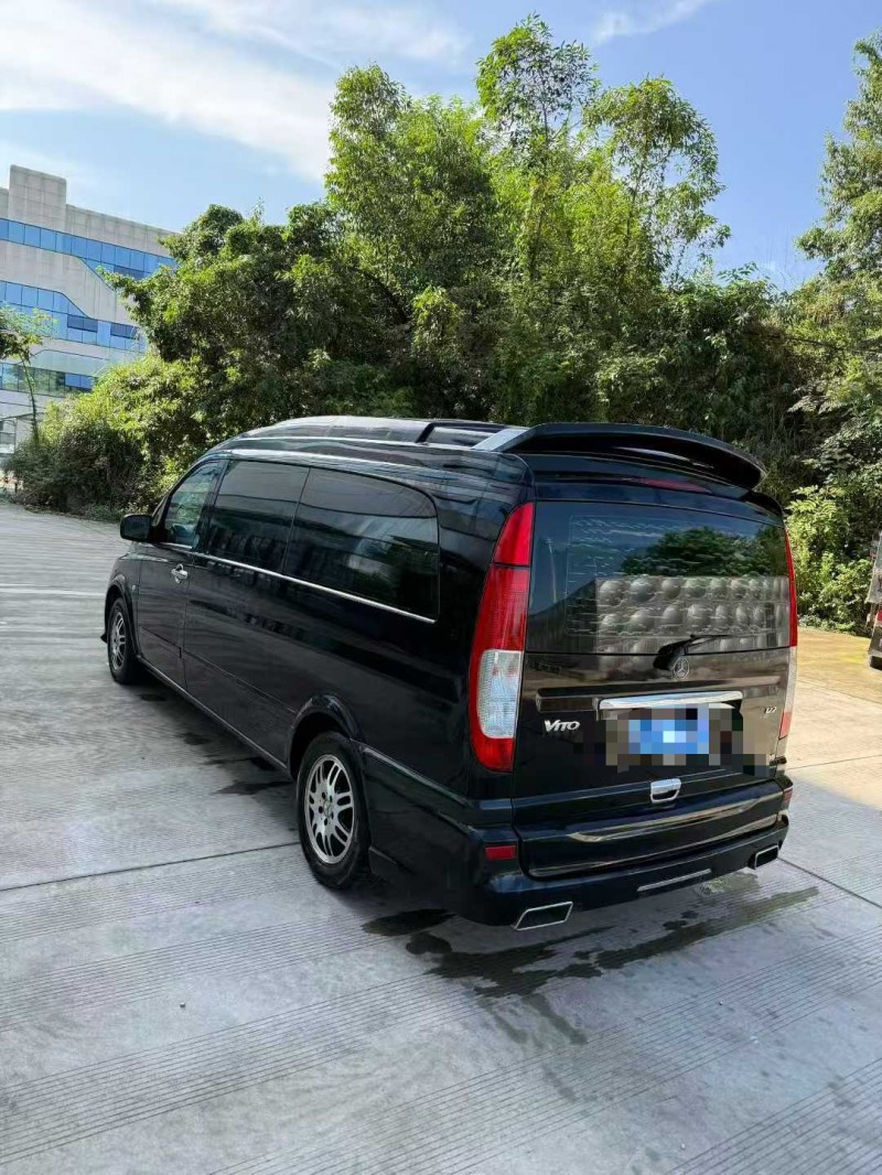 乐山17年奔驰威霆5