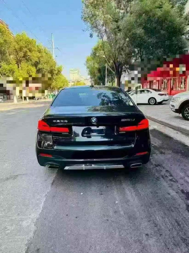 济宁22年宝马5系9