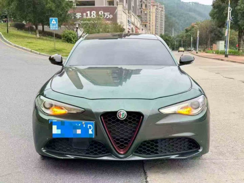 三明21年阿尔法·罗密欧Giulia1