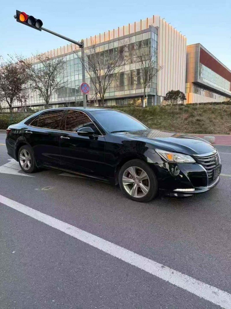 东营16年丰田皇冠2