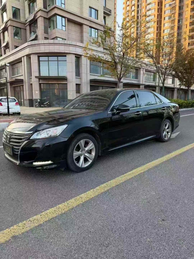 东营16年丰田皇冠3