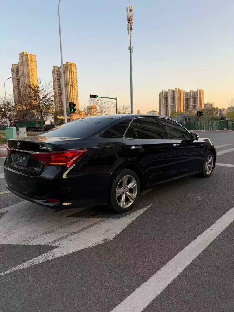 东营16年丰田皇冠8