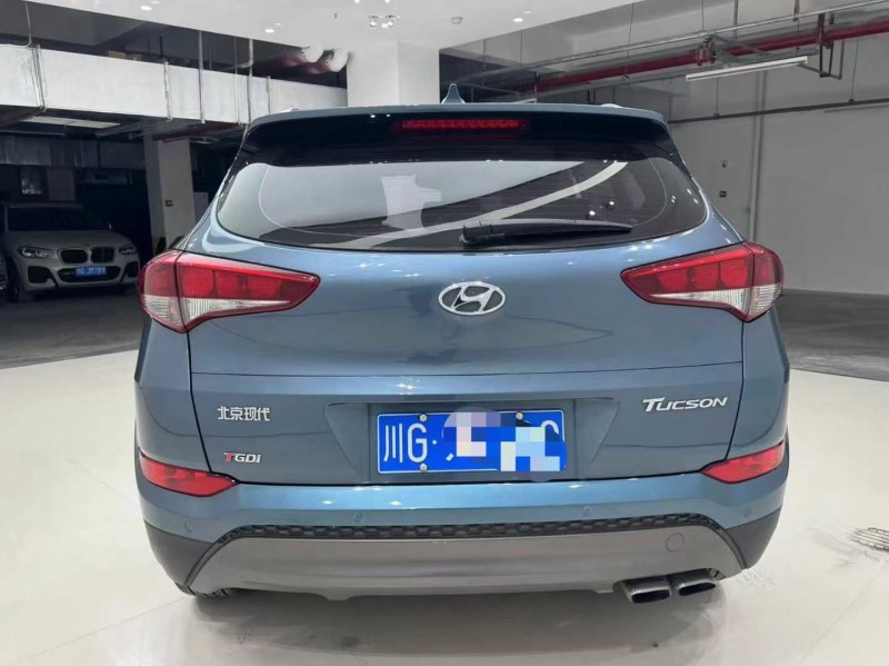 成都16年现代途胜4