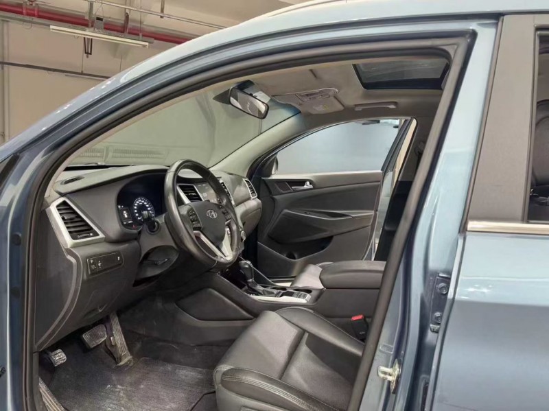 成都16年现代途胜5