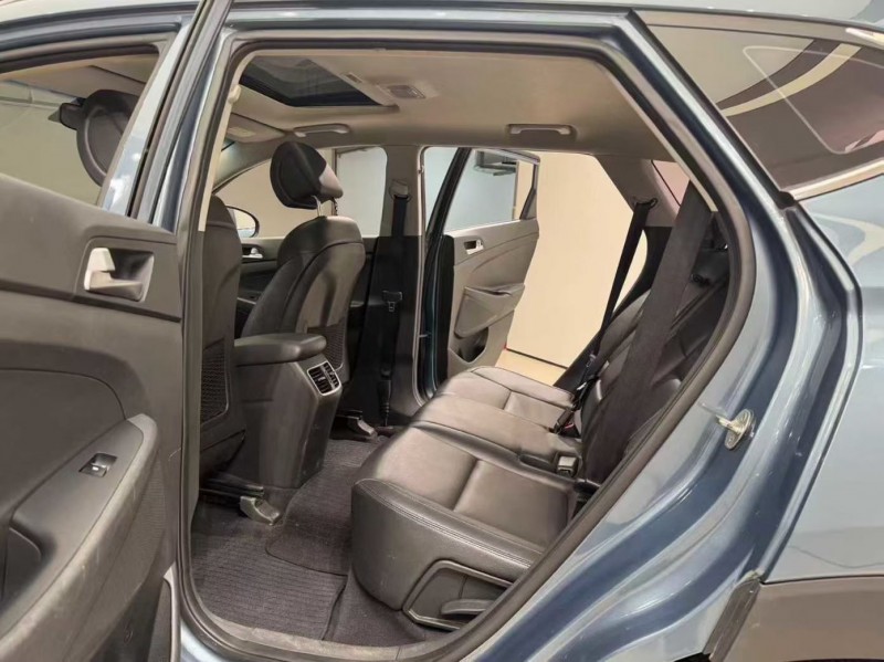 成都16年现代途胜7