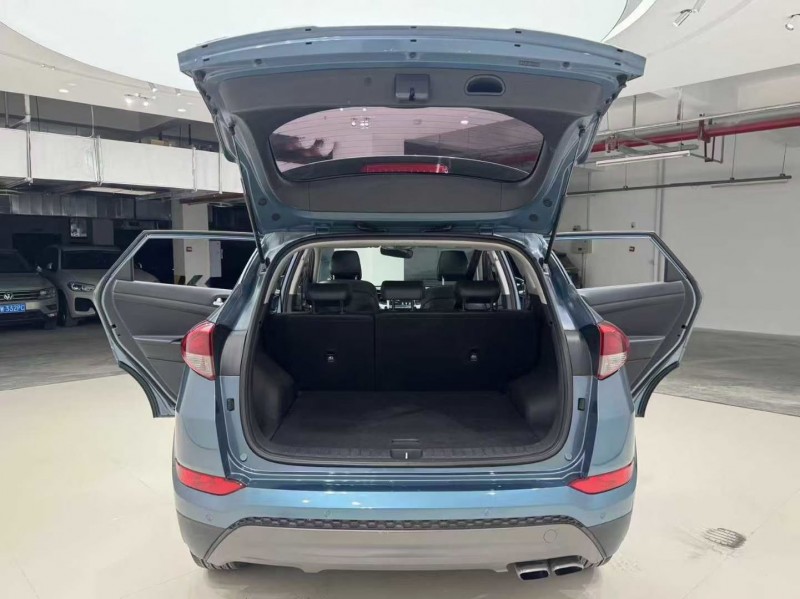 成都16年现代途胜8