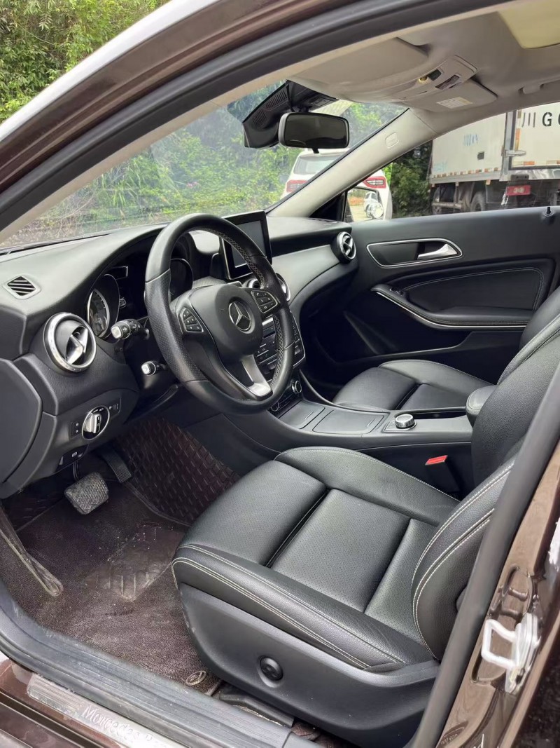 乐山17年奔驰GLA3