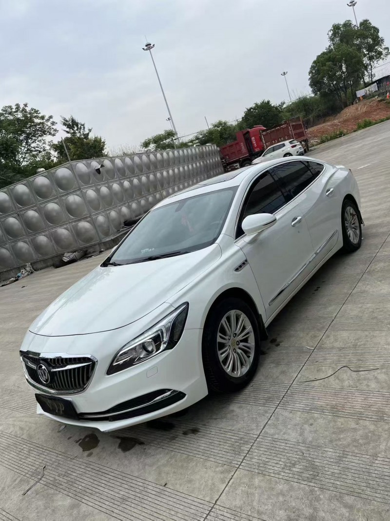 乐山17年别克君越2