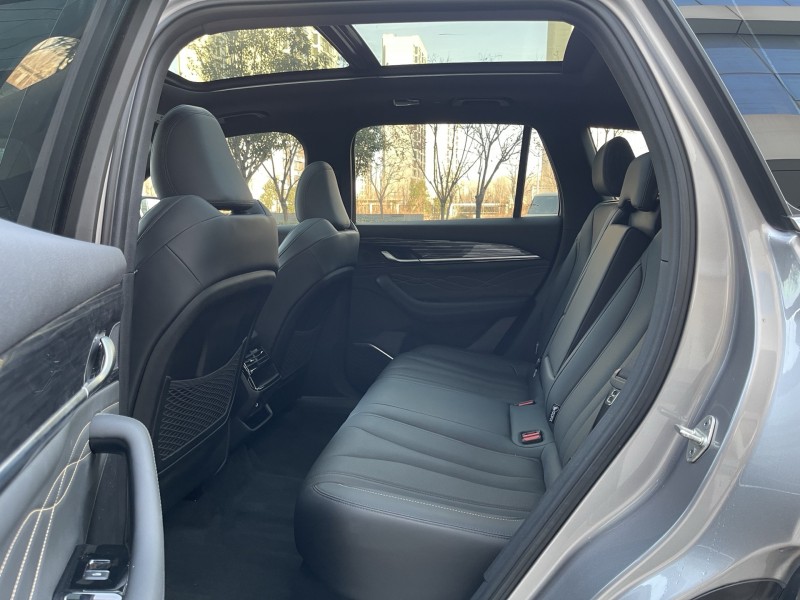 济宁24年吉利星越6