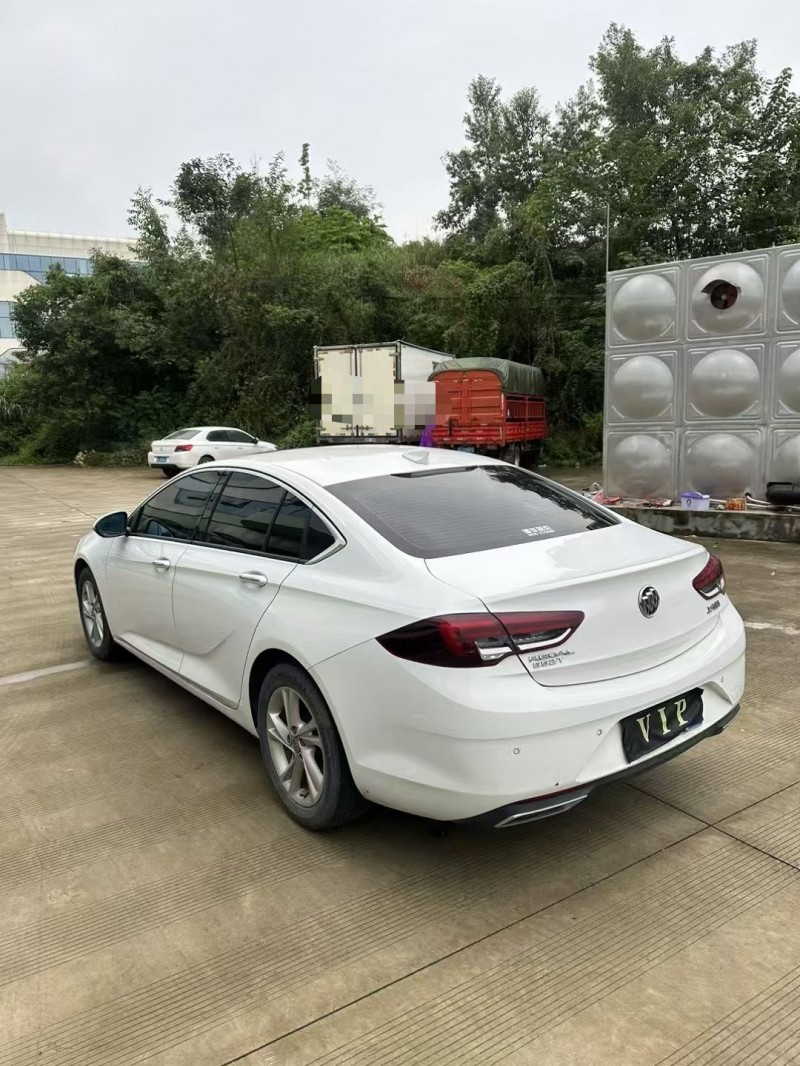 乐山21年别克君威5