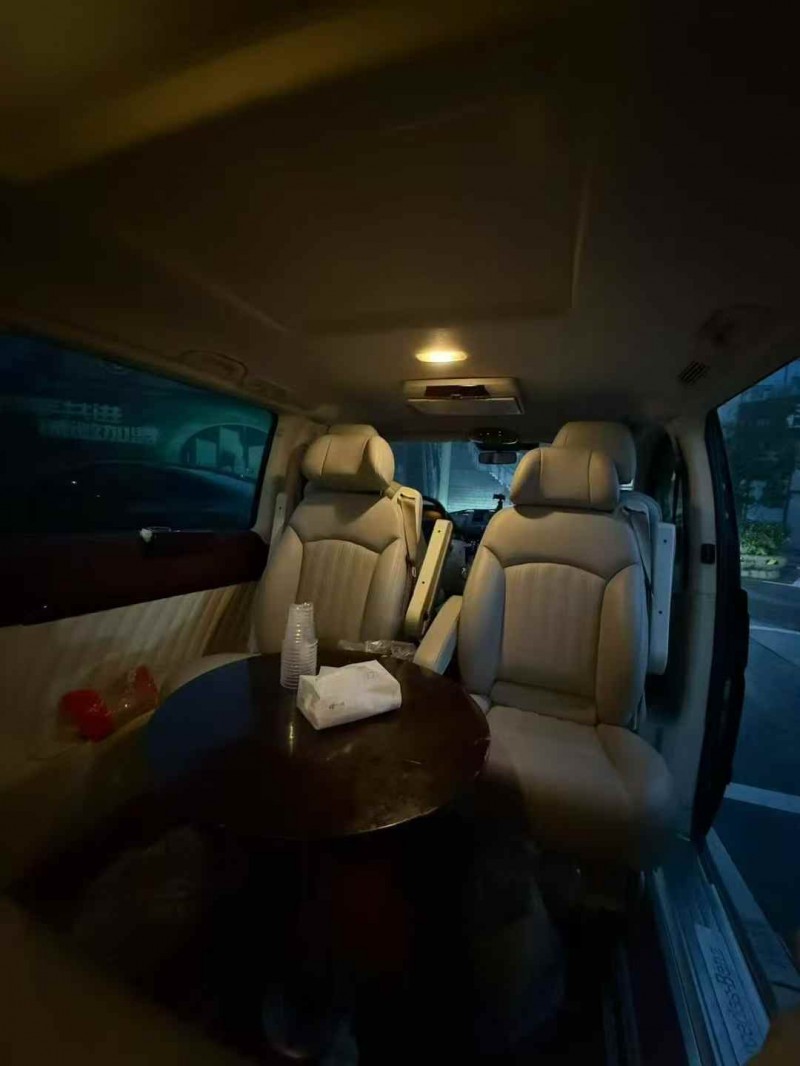 六盘水15年奔驰威霆4