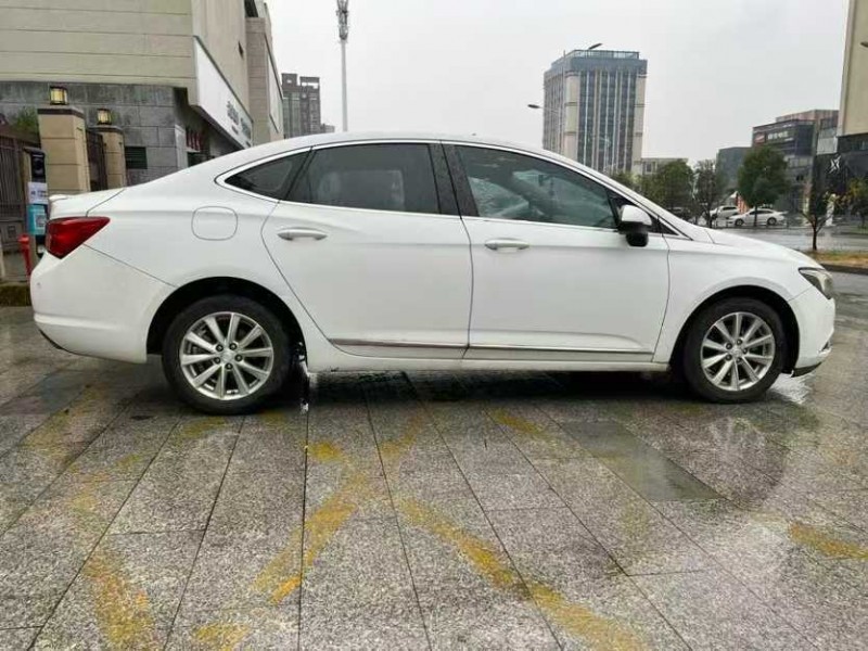 南昌16年别克威朗9