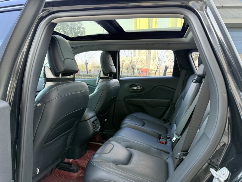 济宁20年Jeep自由光5