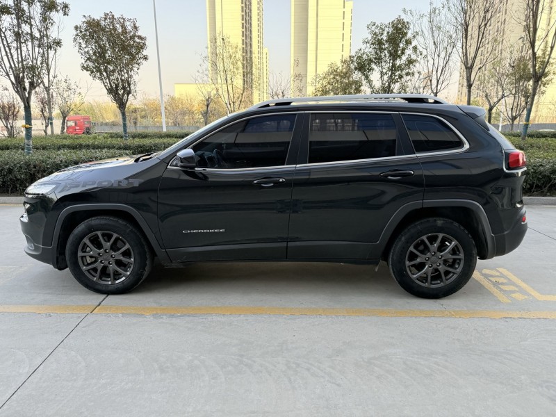 济宁20年Jeep自由光8