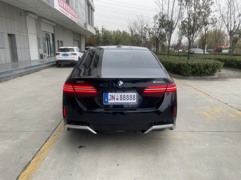 济宁24年宝马5系8