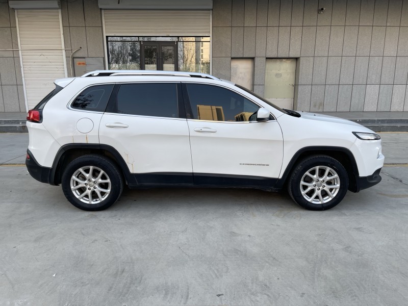 济宁17年Jeep自由光7