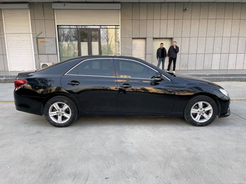 济宁17年丰田锐志8