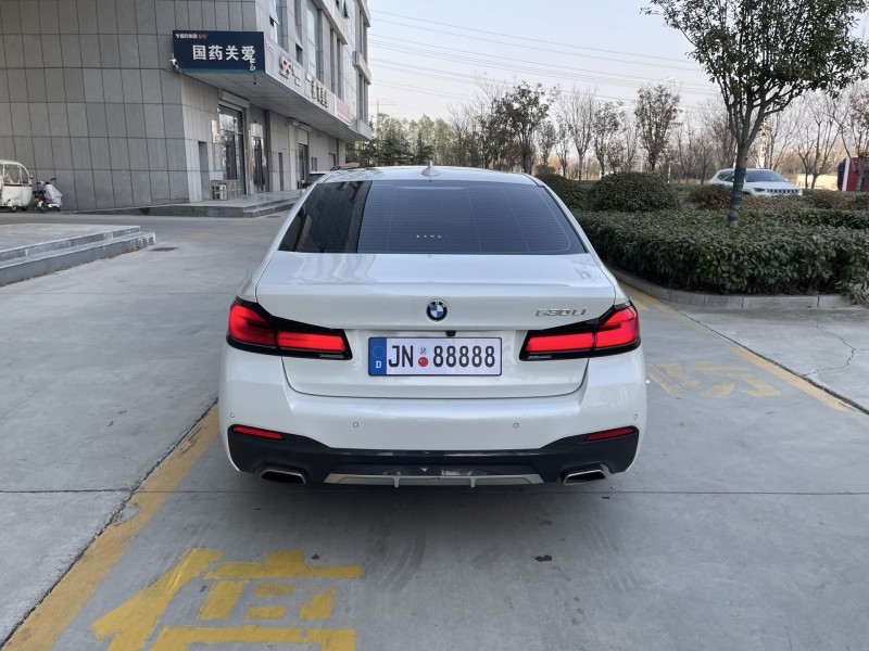 济宁22年宝马5系9