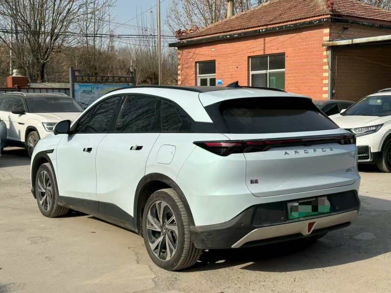 淄博24年极狐汽车阿尔法8