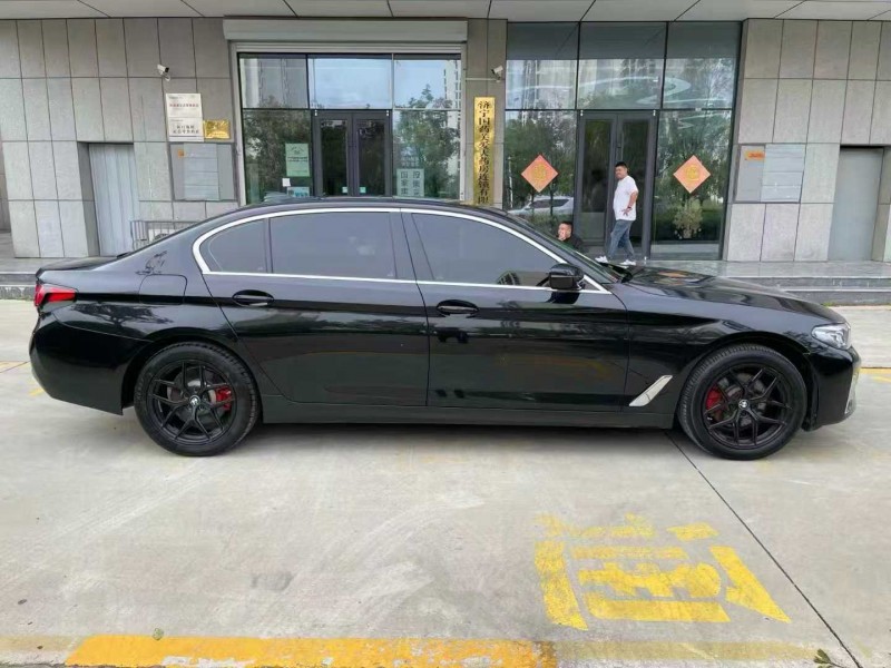 济宁21年宝马5系8