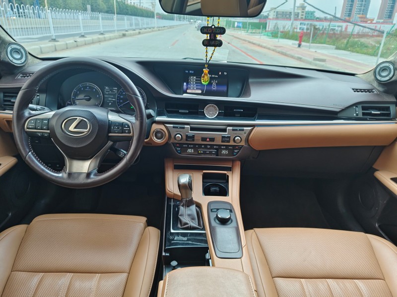 广州17年雷克萨斯ES7