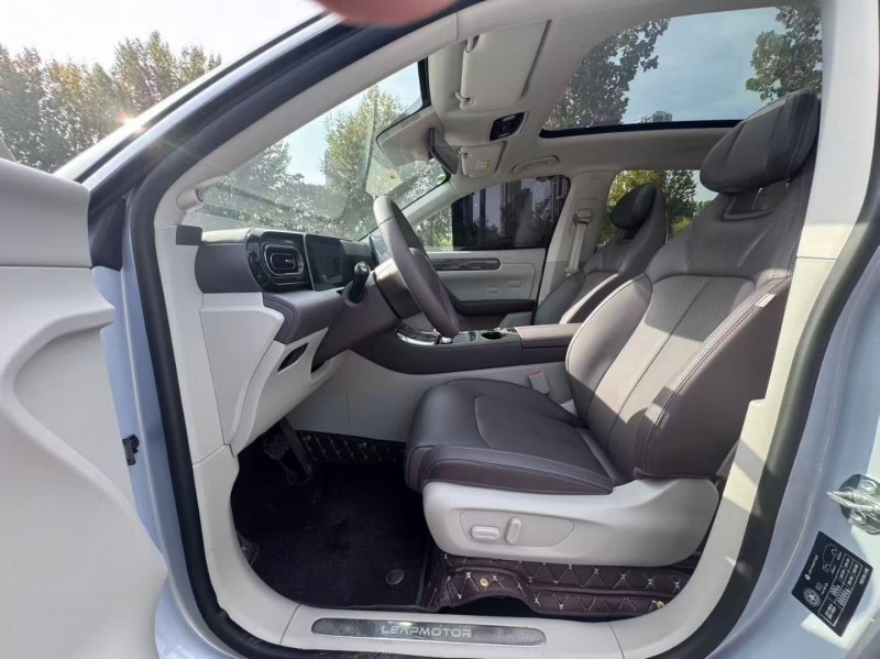 郑州25年零跑汽车C113