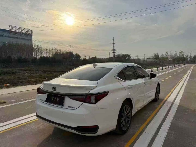 菏泽21年雷克萨斯ES7