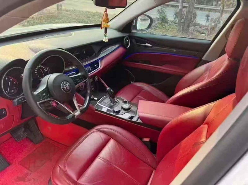 菏泽19年阿尔法·罗密欧Stelvio5