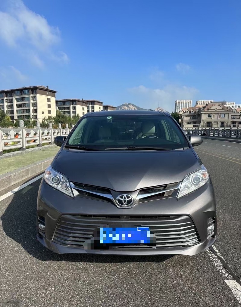 青岛19年丰田塞纳1