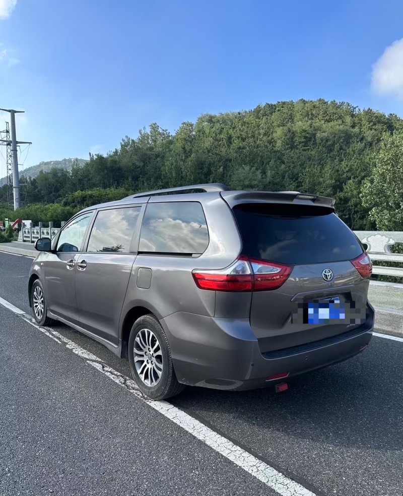 青岛19年丰田塞纳8