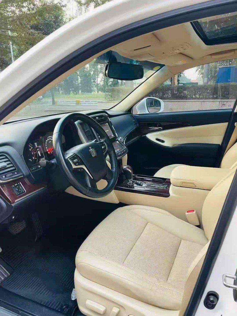 东莞18年丰田皇冠4