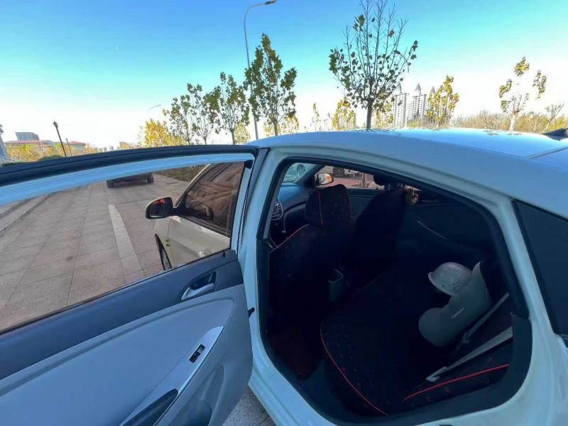 沧州17年现代瑞纳8