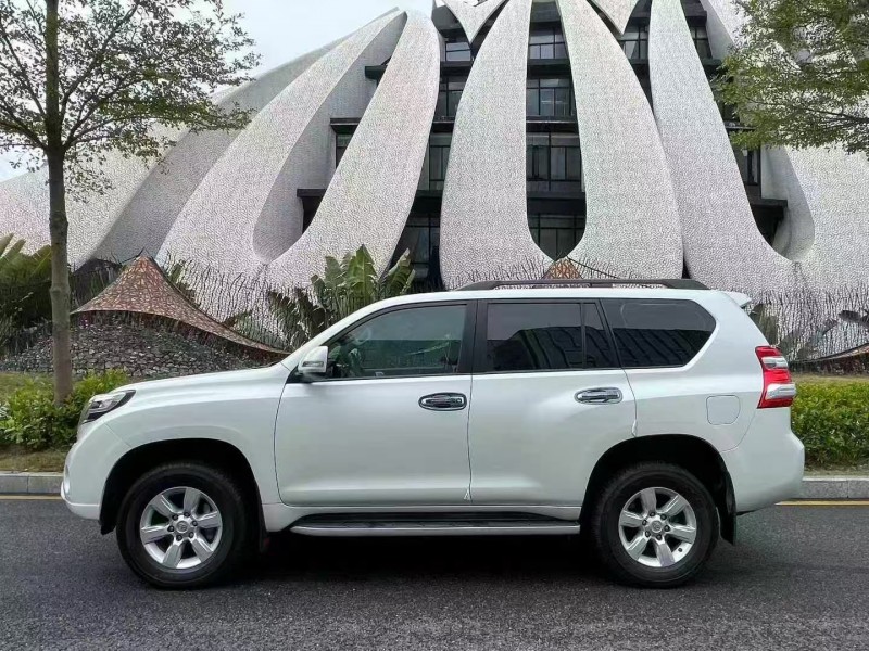 广州17年丰田普拉多8