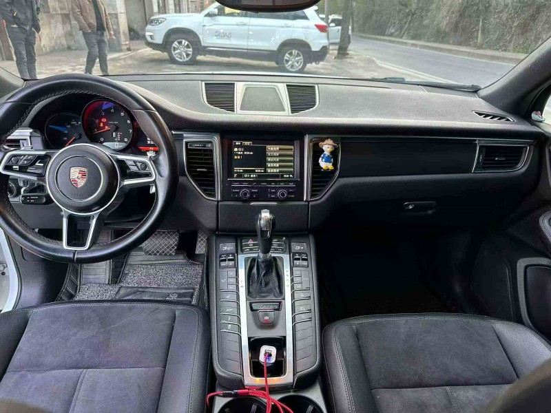 张家界16年保时捷Macan5