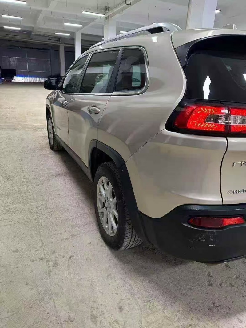 贵阳16年Jeep自由光8