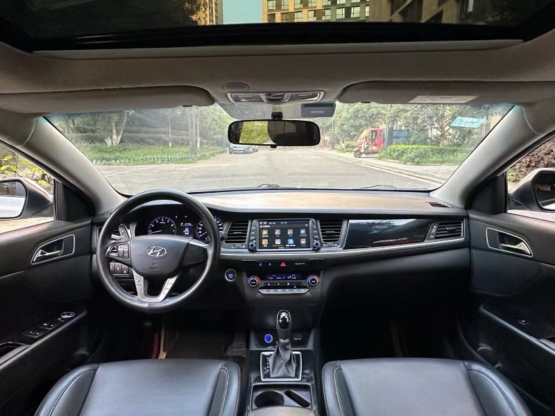 成都20年现代名图5