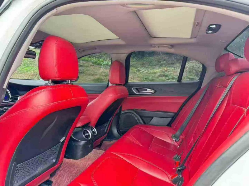 莆田17年阿尔法·罗密欧Giulia6