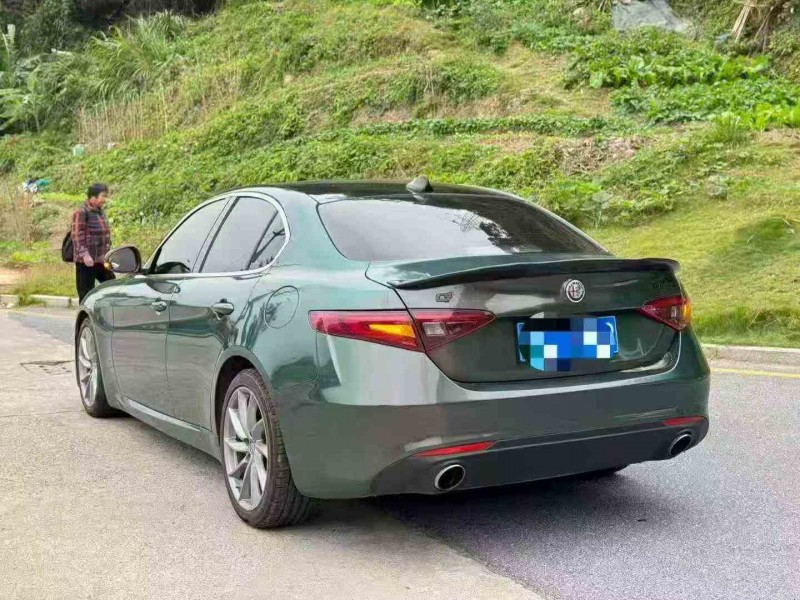 莆田17年阿尔法·罗密欧Giulia8